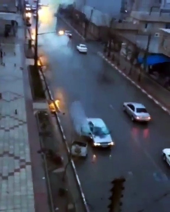 UN RAYO CAE SOBRE UN COCHE