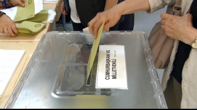Turkey votes in crucial twin polls