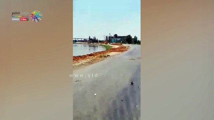 قارئ يرصد تطاير القمامة من قلاب تابع لمحافظة دمياط بسبب السرعة