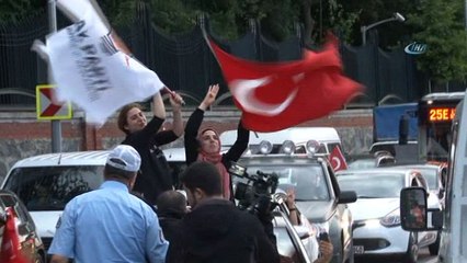 下载视频: AK Partililer ilk seçim sonuçlarının ardından Huber Köşkü'ne akın etti