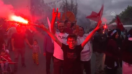 Vatandaşlar Sevinç Gösterilerinde Bulundu