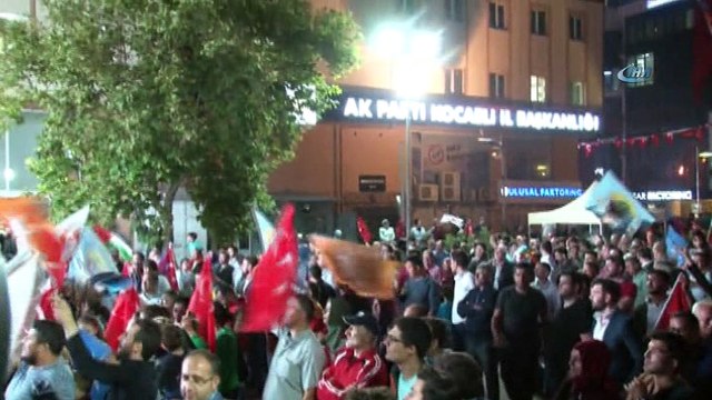 Yüzlerce vatandaş ellerinde bayraklarla sokaklara akın etti