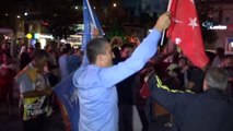 AK Parti'nin Seçim Zaferini Göbek Atarak Kutladılar
