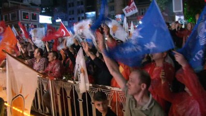 Cumhurbaşkanı Erdoğan’ın memleketi Rize’de yağmur altında kutlama