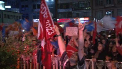 Cumhurbaşkanı Erdoğan'ın Memleketi Rize'de Yağmur Altında Kutlama