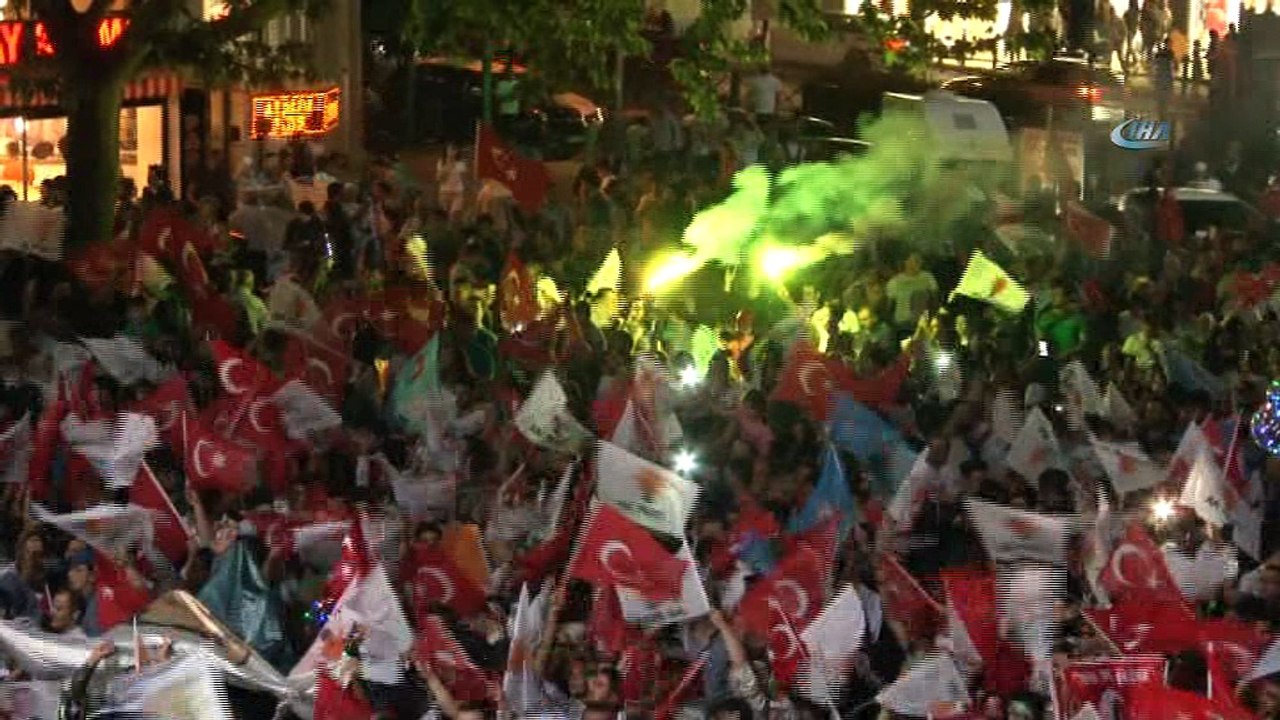AK Parti’nin zaferinin ardından Bursa’da coşkulu kutlama