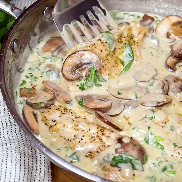 CREMOSO PARMESANO CON AJOS HONGOS Y POLLO