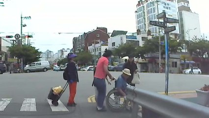 [좋은뉴스] 도로 턱에 막힌 휠체어...훈훈한 도움 손길 / YTN