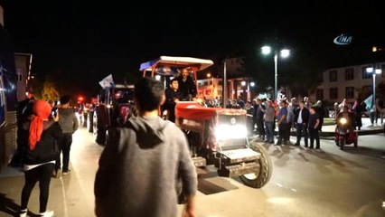 Cumhurbaşkanı Erdoğan'ın Zaferini Traktörlerle Konvoy Yaparak Kutladılar