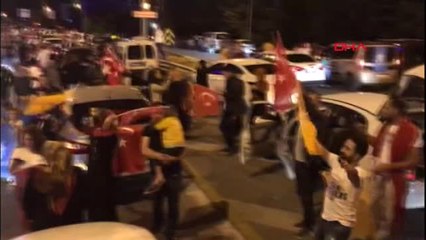 İstanbul Sokaklarda Ak Partililerden Kutlama
