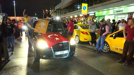 Seçim sonuçları Taksim'de kutlanıyor - İSTANBUL