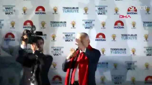 Binali Yıldırım seçim sonrası AKP Genel Merkezi'nde balkon konuşması yaptı