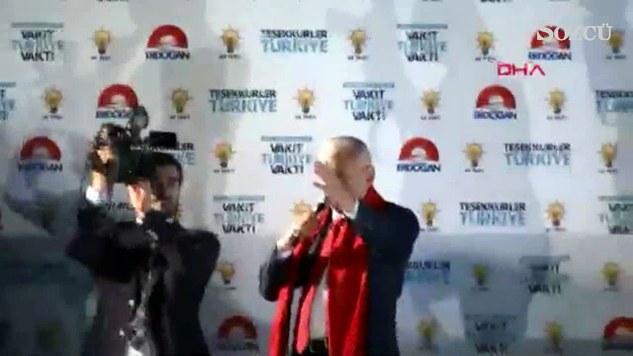 Binali Yıldırım seçim sonrası AKP Genel Merkezi'nde balkon konuşması yaptı