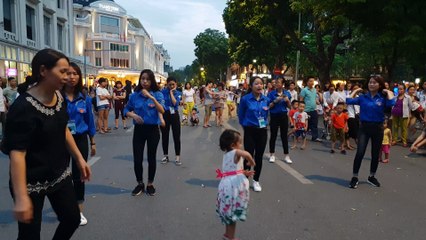 Hoan Kiem Lake volunteer girls