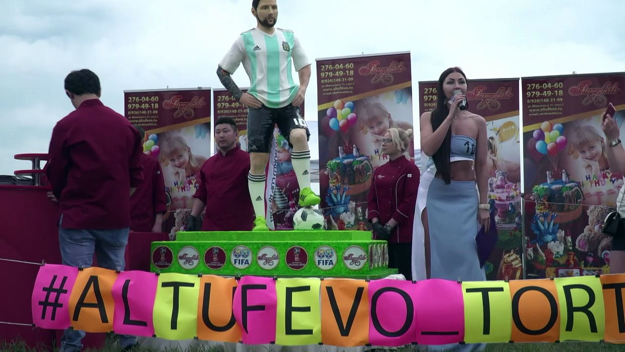 World Cup: Russians celebrate Messi's birthday