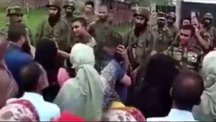 कश्मीरियों को समझाता आर्मी अधिकारी- ' कौनसी लड़ाई की बात कर रहे हो, मैं बचाने की कोशिश कर रहा हूं'