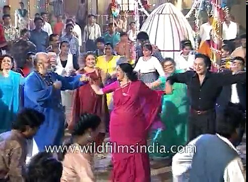 Shammi Kapoor Farida Jalal and Asha Parekh on the sets of film Sar Ankhon Par