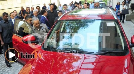 Dr M pandu uji Proton SUV
