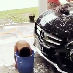Kecik kecik dah rajin tolong basuh kereta cucu Datuk Siti Nurhaliza ni 
