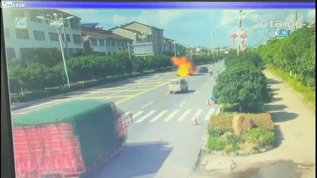 Otomobille Çarpışan Motosiklet Alev Topuna Döndü