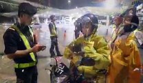 ANGGOTA Jabatan Pengangkutan Jalan (JPJ) Selangor, menjalankan pemeriksaan terhadap penunggang motosikal ketika Op Khas Motosikal sempena Hari Raya  JPJ Negeri