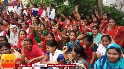 इसलिये सेविका व सहायिका सीडीपीओ कार्यालय के बाहर दे रही धरना