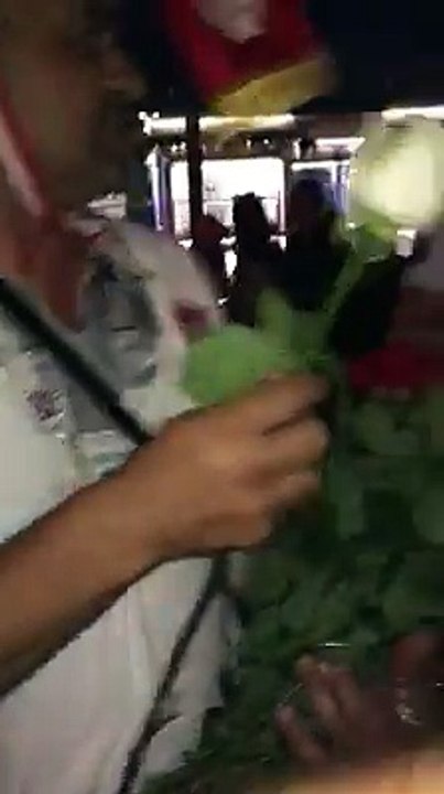 أثناء مغادرتهم نحو المطار للعودة إلى تونس: الجماهير التونسية تودّع الروس بــ"الورود"