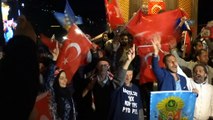 -  Cumhurbaşkanlığı Ve 27. Dönem Milletvekilliği Seçimi Sonuçlarının Açıklanmaya Başlamasıyla Birlikte Bosna Hersek'te Yaşayan Türk Vatandaşları Sokaklara Döküldü