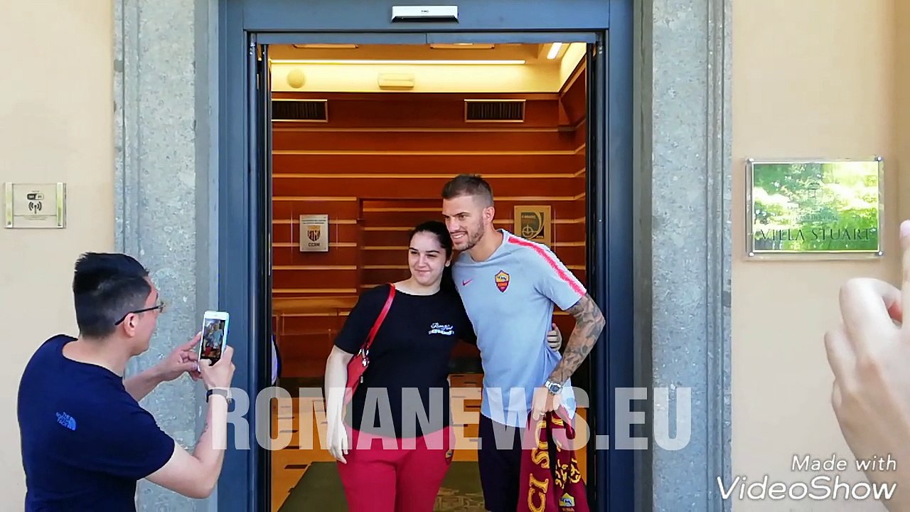 Santon posa con maglia e sciarpa della Roma (25/06/2018)