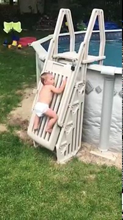Un bébé de 2 ans escalade une échelle sécurisée dune piscine