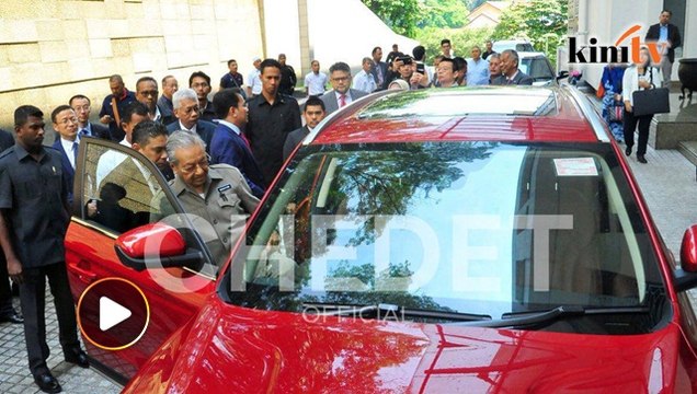 Mahathir test drives the Proton SUV
