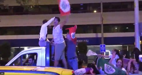 HDP'nin Barajı Geçmesi İzmir'de Öcalan Lehinde Sloganlar Atılarak Kutlandı