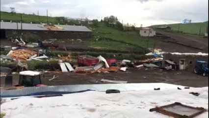 Kars'ta, Şiddetli Fırtına Çatıları Yerinden Söktü