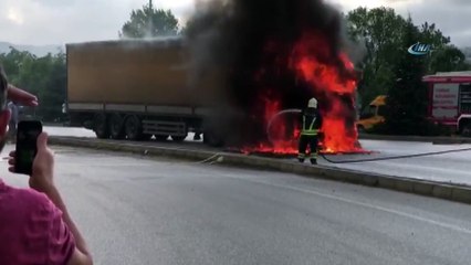 Samsun'da Temizlik Maddesi Yüklü Tır Alev Alev Yandı