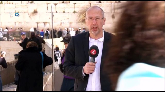 Une femme très bizarre perturbe le direct d'un journaliste suédois