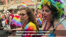 Des milliers de personnes défilent pour la Gay Pride à New York