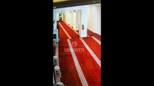 (Vidéo) -  Il vole 5 fois la caisse de la mosquée habillé comme un  homme pieux