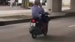 Thaïlande : Un motard risque sa vie avec sa conduite impressionnante !