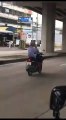 Thaïlande : Un motard risque sa vie avec sa conduite impressionnante !