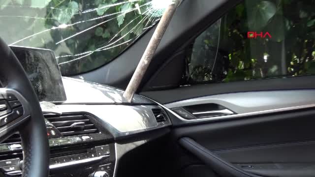 İstanbul İskeleden Düşen Demir, Otomobile Ok Gibi Saplandı