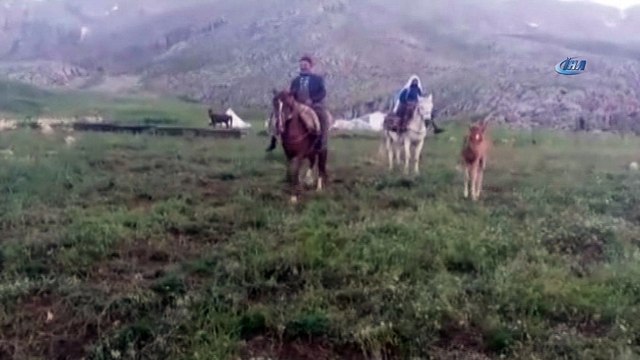 3 bin rakımlı yaylada atlarla oy kullanmaya gittiler