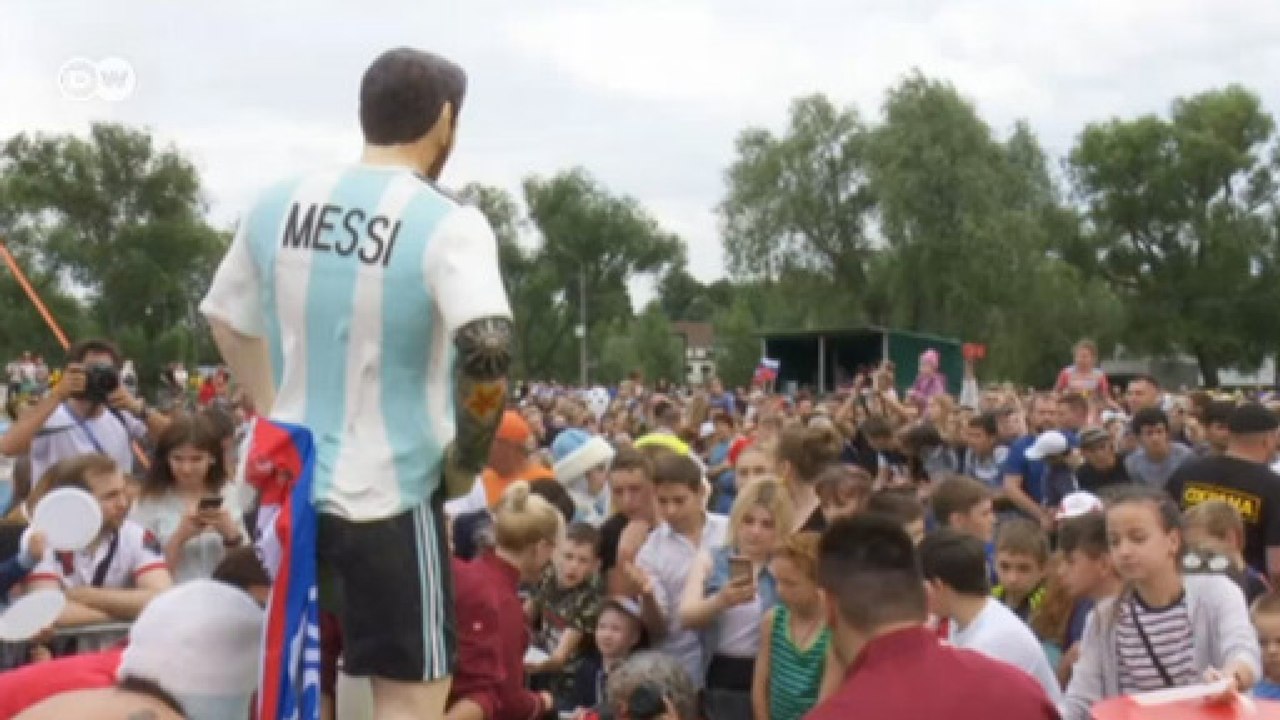 Cidade russa faz bolo gigante com imagem de Messi em tamanho natural