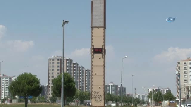 Diyarbakır'da Aşırı Sıcaklardan Bunalan Çocuklar Süs Havuzuna Girerek Serinledi