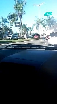 Kombi pega fogo na BR 101, na Serra, nesta segunda-feira (25)