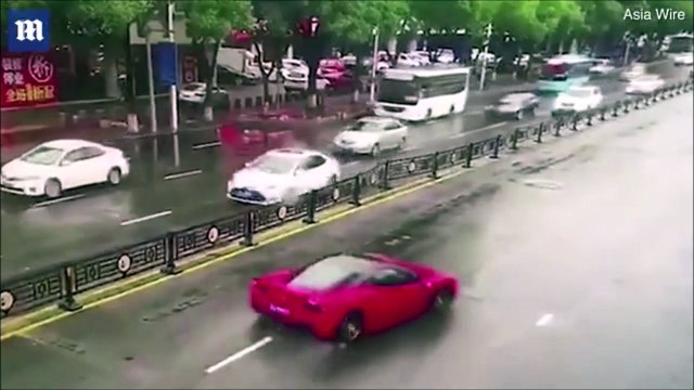 Une femme éclate sa nouvelle Ferrari a plus de 500.000€ en sortant du concessionnaire