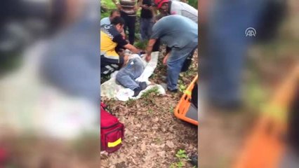 Katırdan Düşen Çiftçiyi Sedyeyle 4 Kilometre Taşıdılar