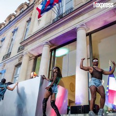 La photo du couple Macron entouré de danseurs LGBTQ n'en finit pas de faire parler