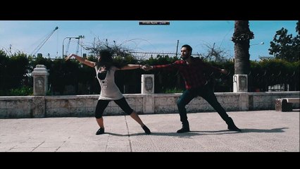 سوريون يتحدون التقاليد ويؤدون عروضا راقصة في شوارع اللاذقية