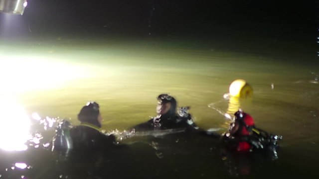 부산 앞바다에 승용차 추락...50대 숨져 / YTN