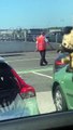 Cet agent danse pour guider les voitures dans le ferry !